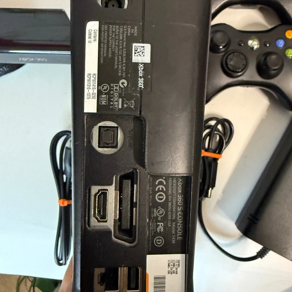 Microsoft Xbox 360 S Model 1439 Console Bundle Kinect 2 Controllers 4 Games